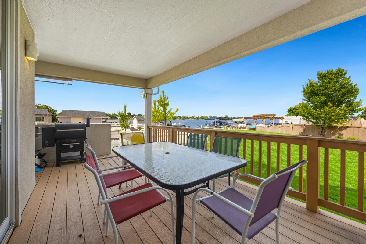 Professional photography of lakefront vacation rental